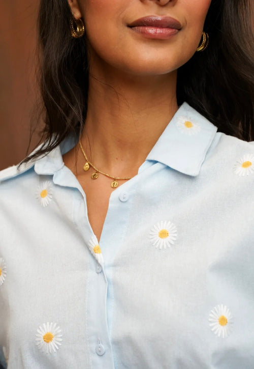 Chemise bleue à pâquerettes